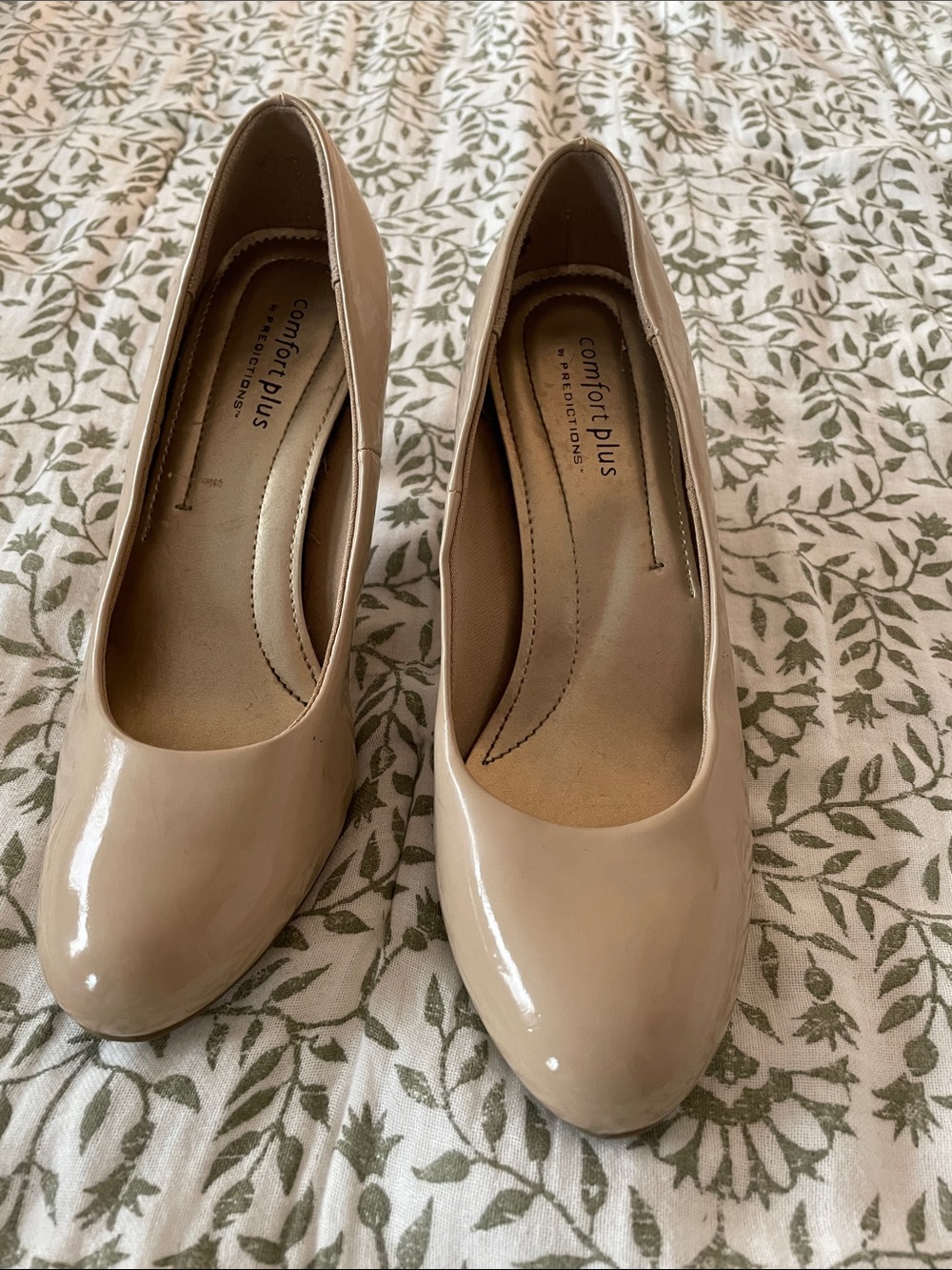 comfort plus by Predictions Beige Patent Round-Toe Women's Pumps